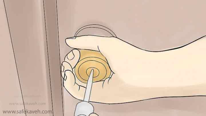 استفاده از پیچ گوشتی برای بیرون آوردن کلید شکسته در قفل